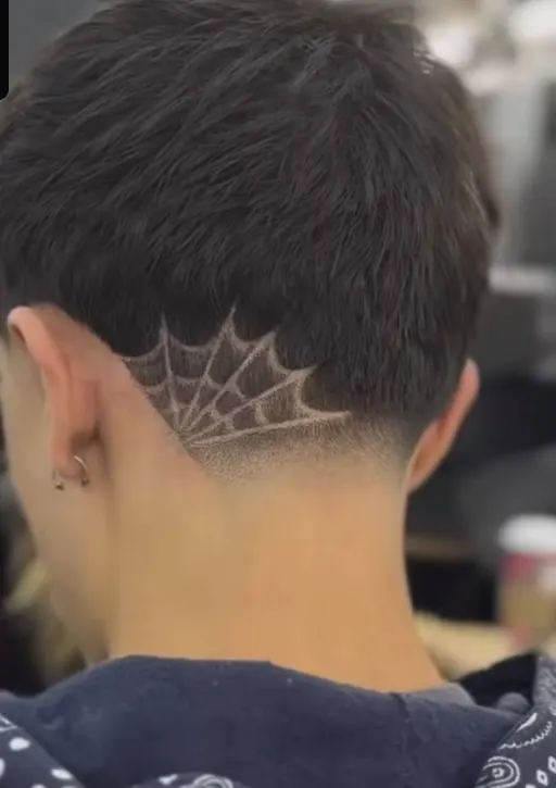 Detalle de un corte de pelo y degradado